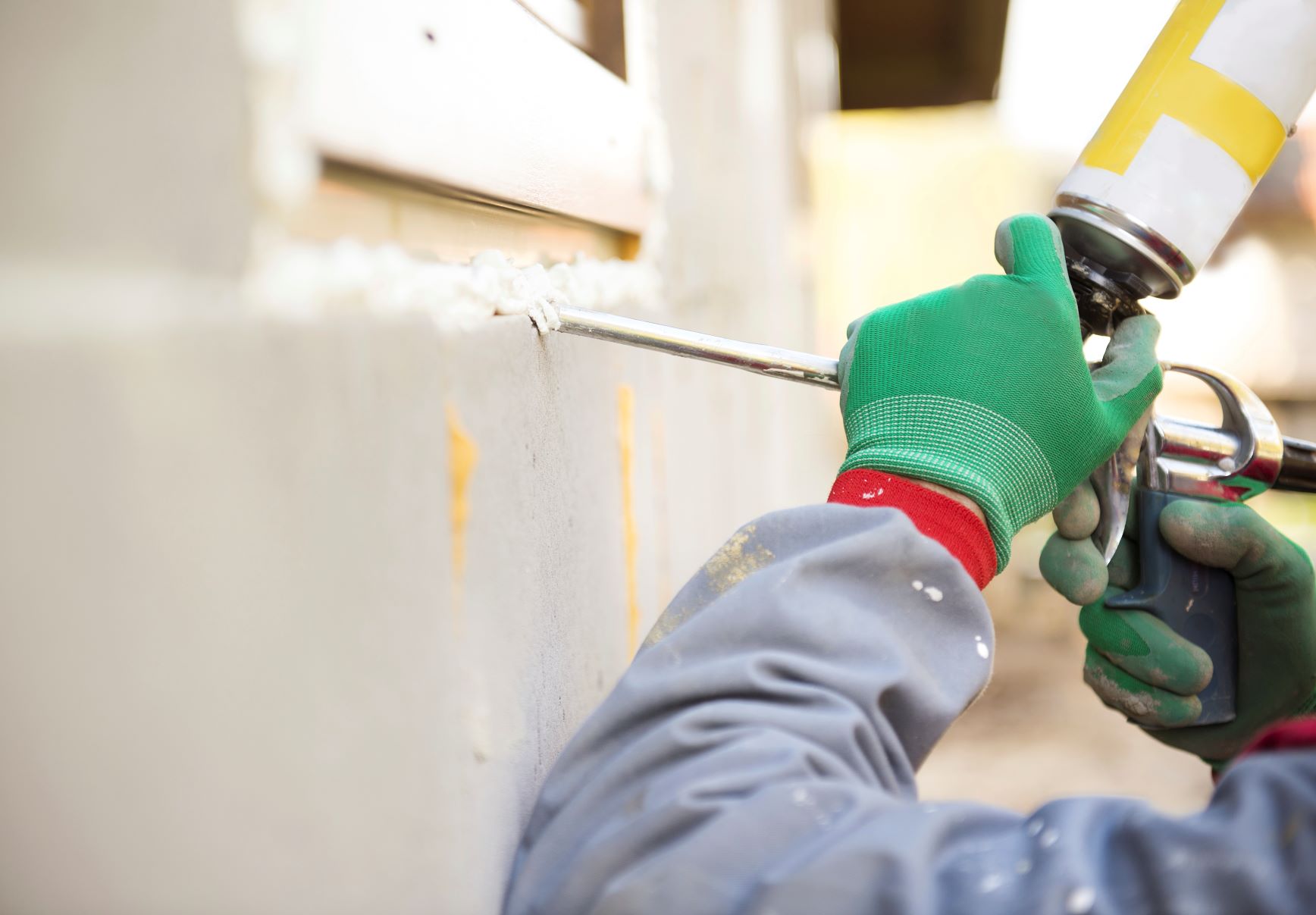 Spraying foam sealant